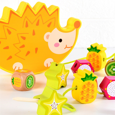 L'empilement en bois équilibrent le hérisson animal de bande dessinée de jouets de bloc constitutif que le fruit bloque des jouets de Montessori de jeux d'équilibre