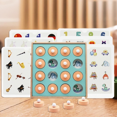 Les enfants d'échecs de match de mémoire joue la première éducation pour les filles préscolaires de garçons de famille