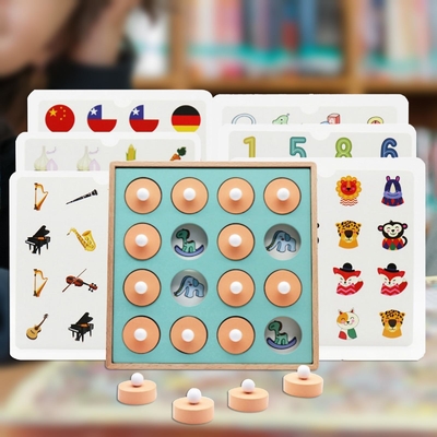 Les enfants d'échecs de match de mémoire joue la première éducation pour les filles préscolaires de garçons de famille