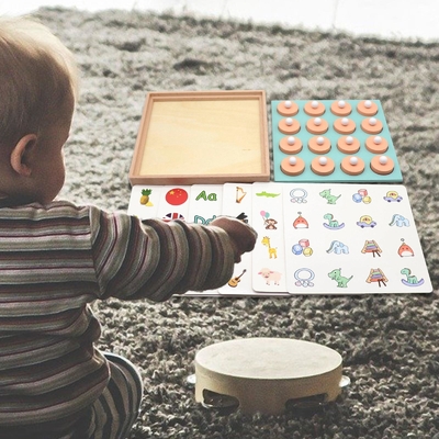Les enfants d'échecs de match de mémoire joue la première éducation pour les filles préscolaires de garçons de famille