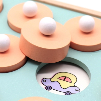 Les enfants d'échecs de match de mémoire joue la première éducation pour les filles préscolaires de garçons de famille