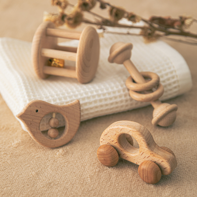 4 PCs/bébés d'ensemble joue le cadeau nouveau-né musical de Teether de hochet en bois naturel