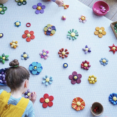 Le bébé le constructeur qu'en bois a placé l'arc-en-ciel en bois nordique bloque le bébé éducatif G d'enfant en bas âge d'enfants de jouets de Montessori de pièces lâches