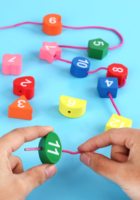 Les perles éducatives animales de Montessori d'horloge perlée en bois colorée de Digital déconcerte des instruments assortissant l'horloge Toy Kid