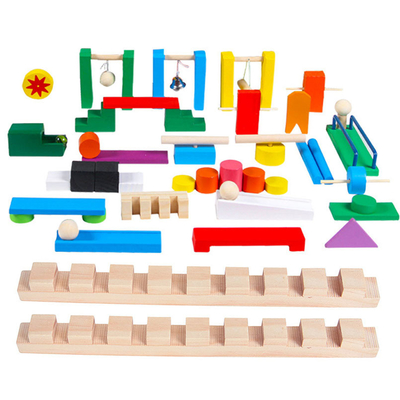 Accessoires colorés en bois de domino pour des enfants
