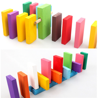 Accessoires colorés en bois de domino pour des enfants