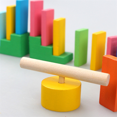 Accessoires colorés en bois de domino pour des enfants