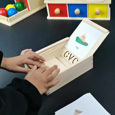 La lecture en bois de Montessori bloque l'étude de rotation tournante d'alphabet de lettre