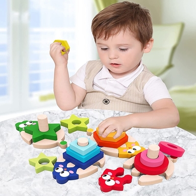 Jouets de empilement en bois assortissant pour l'étude tôt d'école maternelle de garçons de filles