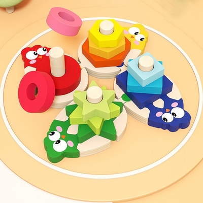 Jouets de empilement en bois assortissant pour l'étude tôt d'école maternelle de garçons de filles