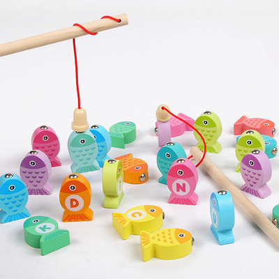 Pêchant les jouets alphanumériques en bois de jeu pour des enfants Montessori tôt éducatif