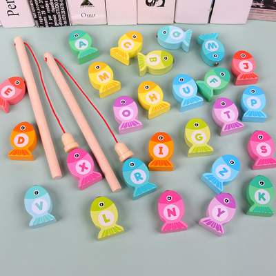 Pêchant les jouets alphanumériques en bois de jeu pour des enfants Montessori tôt éducatif