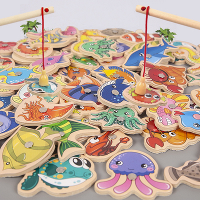 Pêchant les jouets alphanumériques en bois de jeu pour des enfants Montessori tôt éducatif