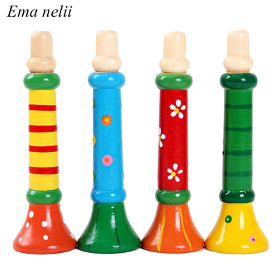 L'instrument de musique en bois de sifflement de klaxon de bébé chaud joue des enfants colorés