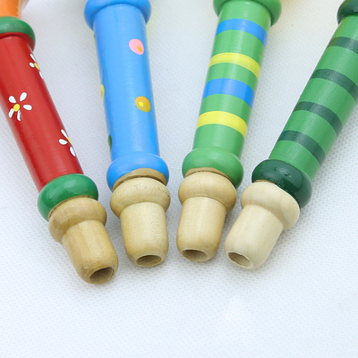 L'instrument de musique en bois de sifflement de klaxon de bébé chaud joue des enfants colorés