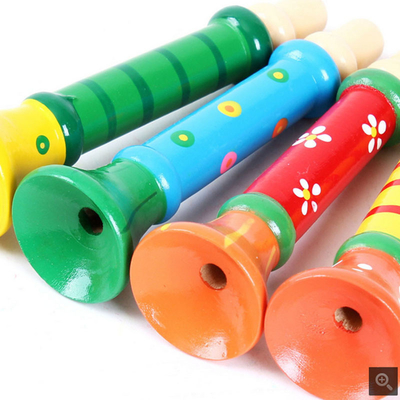 L'instrument de musique en bois de sifflement de klaxon de bébé chaud joue des enfants colorés