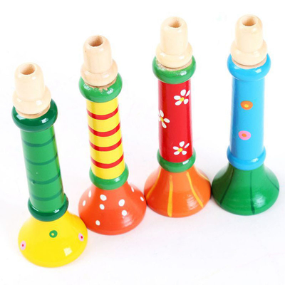 L'instrument de musique en bois de sifflement de klaxon de bébé chaud joue des enfants colorés