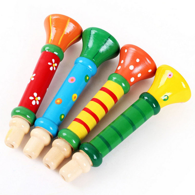 L'instrument de musique en bois de sifflement de klaxon de bébé chaud joue des enfants colorés