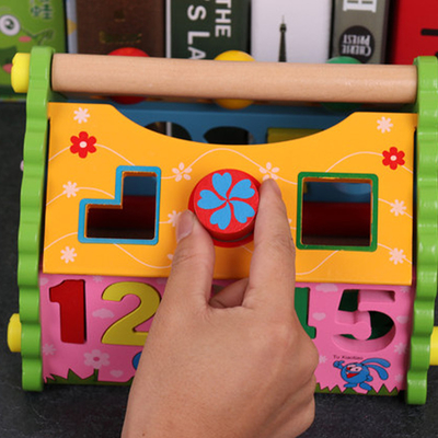 Les enfants forment la Chambre Montessori en bois de sagesse de trieuse intelligent