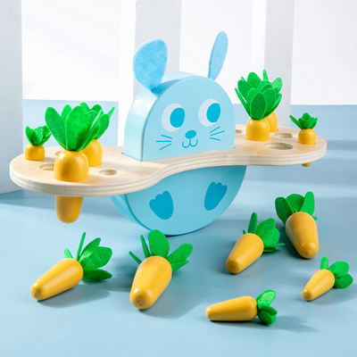 Radis en bois de bloc constitutif d'équilibre de lapin tirant le jeu