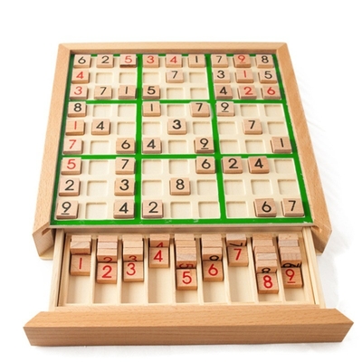 Contrôleurs internationaux de hêtre d'échecs de Sudoku d'enfants pliant le Tableau de jeu