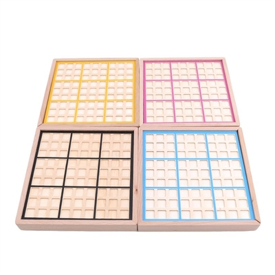 Contrôleurs internationaux de hêtre d'échecs de Sudoku d'enfants pliant le Tableau de jeu