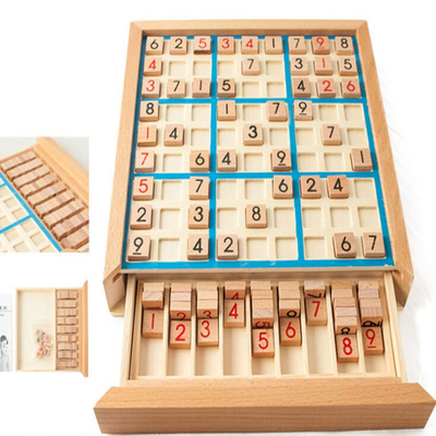 Contrôleurs internationaux de hêtre d'échecs de Sudoku d'enfants pliant le Tableau de jeu