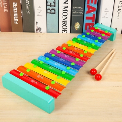 Les tons en bois du xylophone 15 d'enfants frappent le piano éducatif avec 2 maillets