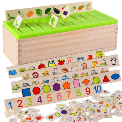 Le bébé en bois de Montessori joue la classification mathématique de la connaissance