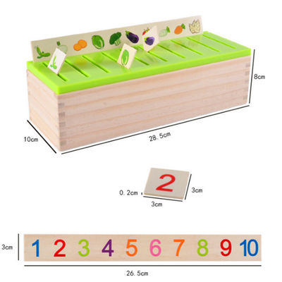 Le bébé en bois de Montessori joue la classification mathématique de la connaissance