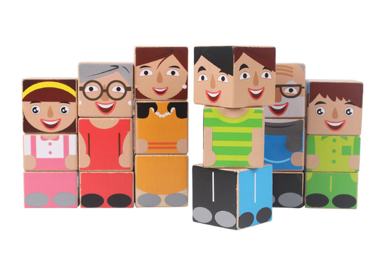 La créature en bois de jouets de bébé bloque la famille réglée d'enfants de parents éducative