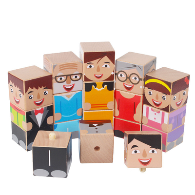 La créature en bois de jouets de bébé bloque la famille réglée d'enfants de parents éducative