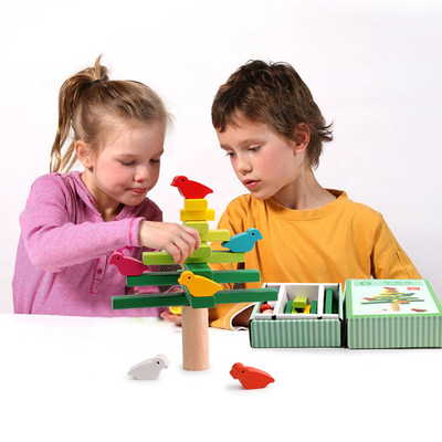 Les jouets en bois de blocs d'arbre d'équilibre d'oiseau exercent le doigt éducatif