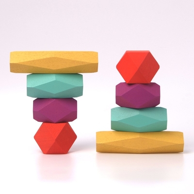 Les enfants colorés bloc constitutif la formation de coordination d'oeil de main