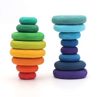 Les enfants colorés bloc constitutif la formation de coordination d'oeil de main