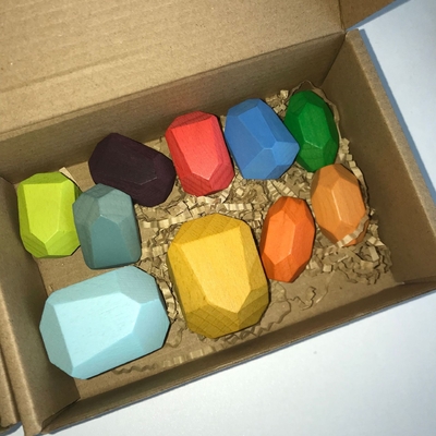 Coordination d'oeil de main formant la première éducation colorée de blocs en bois