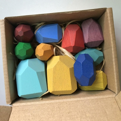 Coordination d'oeil de main formant la première éducation colorée de blocs en bois