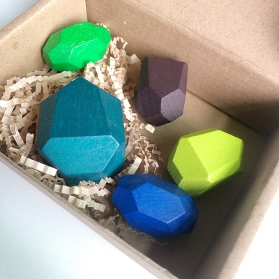 Coordination d'oeil de main formant la première éducation colorée de blocs en bois
