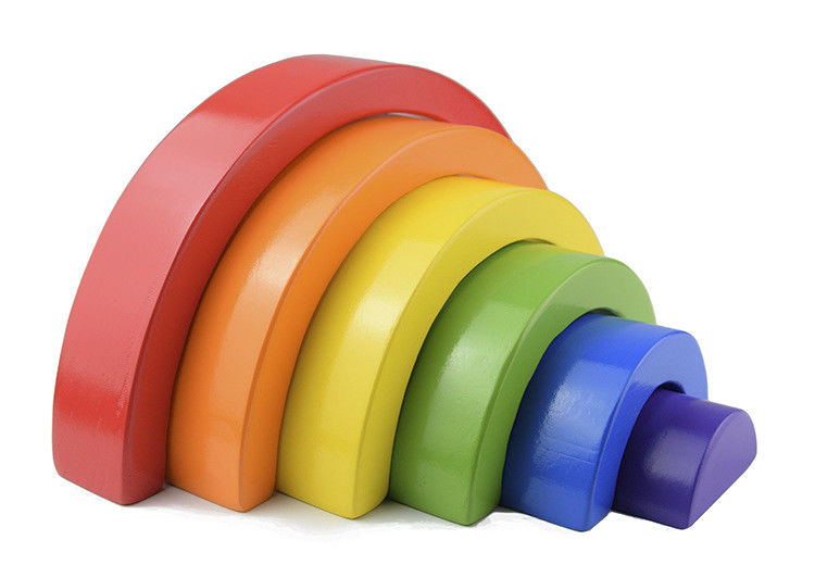 Sept empileur en bois Toy Jengle Arched d'arc-en-ciel de la couleur 13.5cm
