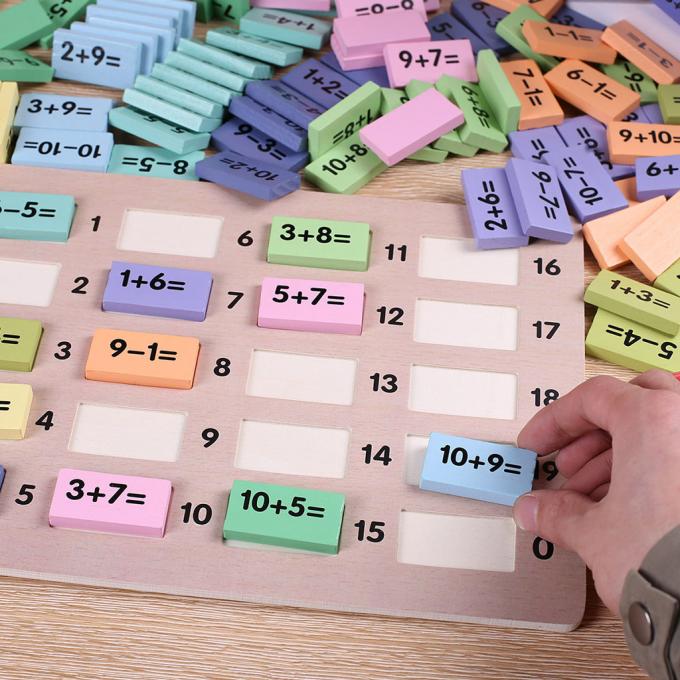 Les mathématiques les jouets qu'éducatifs de maths numérotent des dominos bloc constitutif drôle