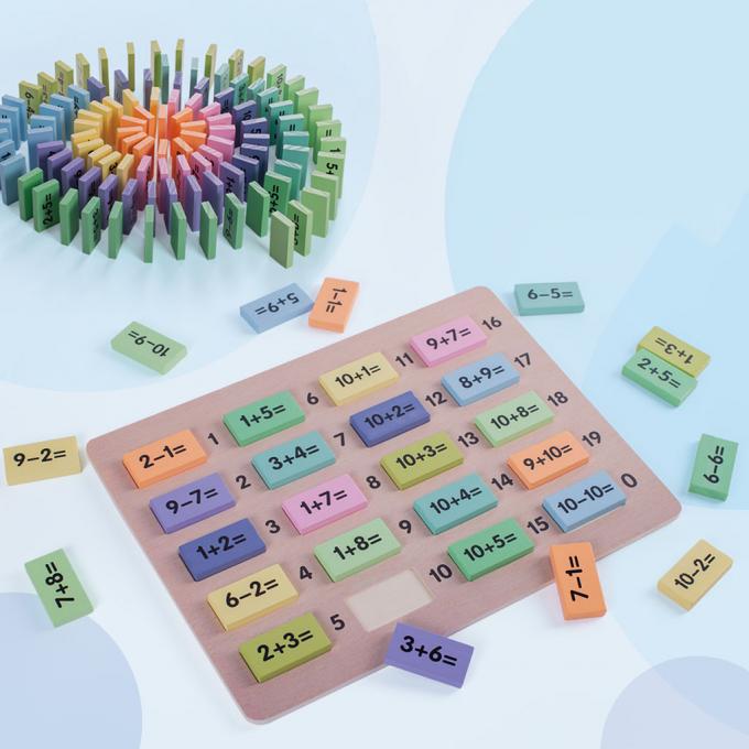 Les mathématiques les jouets qu'éducatifs de maths numérotent des dominos bloc constitutif drôle