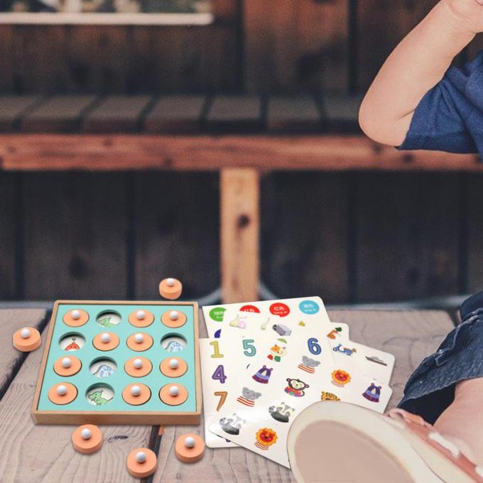 Les enfants d'échecs de match de mémoire joue la première éducation pour les filles préscolaires de garçons de famille